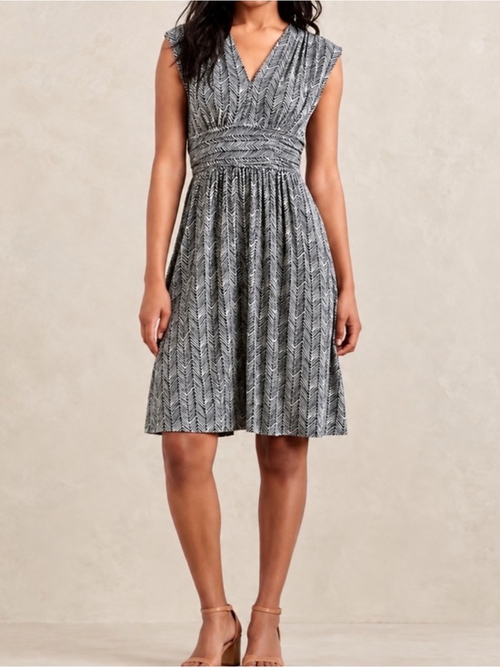 Plenty by Tracy Reese Dresses & Skirts - Tracy Reese Feather Print Dress M Gray Black Jersey Empire Waist Knee Length